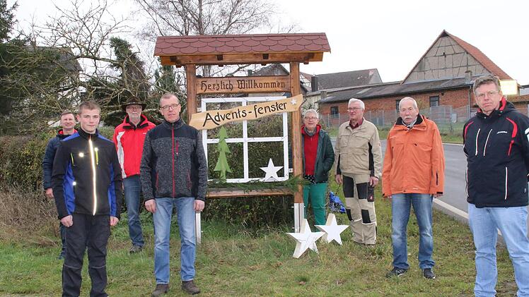 Die Helfer vor der Tafel am Ortseingang vom Lager Hammelburg kommend: Edmund Schaupp, Sebastian Schaupp, Markus Göbel, Reinhard Ziegler, Reinhilde und Willibald Göbel, Elmar Weidner und Andreas Stringl. Es fehlten Erich Helbig und Karl-Heinz Geier. Foto: Hilmar Ruppert