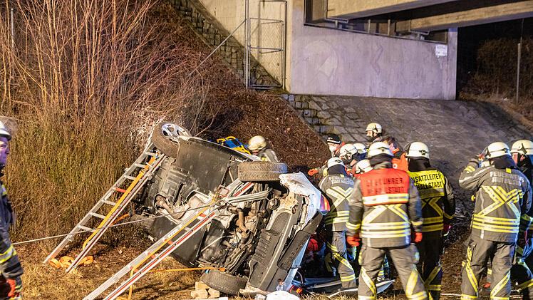 BMW kollidiert mit Taxi und überschlägt sich mehrfach: Zwei Schwerverletzte