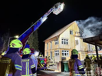 Mehrfamilienhaus in Möhrendorf in Flammen - aufwändiger Einsatz