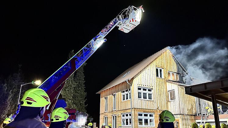 Mehrfamilienhaus in Möhrendorf in Flammen - aufwändiger Einsatz