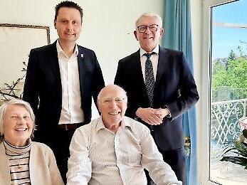 Das Jubelpaar Hojer mit (stehend v. l.) Bürgermeister Tobias Roppelt und Landrat Johann Kalb.