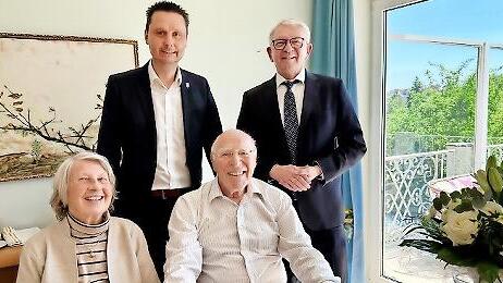 Das Jubelpaar Hojer mit (stehend v. l.) Bürgermeister Tobias Roppelt und Landrat Johann Kalb.
