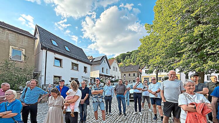 Am R&ouml;hrenplatz begann der Planungsspaziergang durch die Altstadt.Sonny Adam
