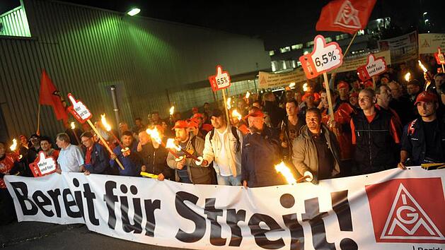 Nach den ersten Warnstreiks am vergangenen Wochenende versch&auml;rft die IG Metall im Tarifkonflikt der Metall- und Elektroindustrie heute ihre Gangart.  Fotos:Caroline Seidel, dpa