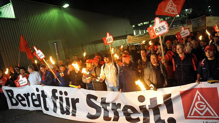 Nach den ersten Warnstreiks am vergangenen Wochenende verschärft die IG Metall im Tarifkonflikt der Metall- und Elektroindustrie heute ihre Gangart.  Fotos:Caroline Seidel, dpa
