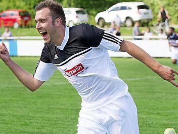 Kurz vor der Pause bejubelt Daniel Fischer seinen Treffer zum 1:0 für die Redwitzer. Am Ende sollte dieses Tor zum ersten Sieg des Aufsteigers in der neuen Saison reichen.  Foto: Heinrich Weiß