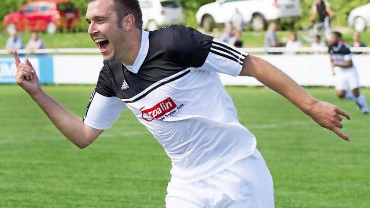 Kurz vor der Pause bejubelt Daniel Fischer seinen Treffer zum 1:0 für die Redwitzer. Am Ende sollte dieses Tor zum ersten Sieg des Aufsteigers in der neuen Saison reichen.  Foto: Heinrich Weiß