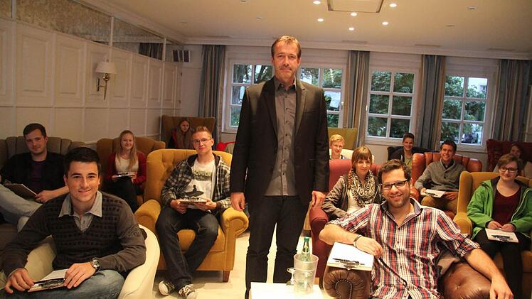 Sternekoch Alexander Herrmann schaffte es mit viel Witz und Unterhaltung die Azubis für die Theorie zu begeistern . Foto: Sonja Adam