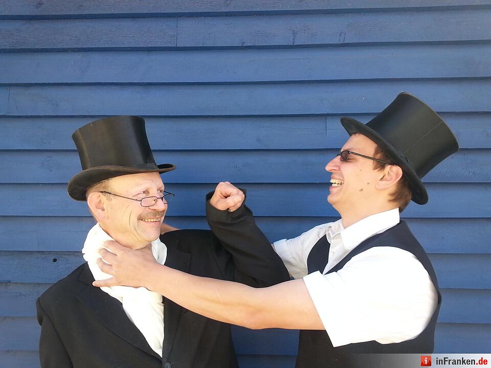 Die Ballonbieger zeigen Speedballooning. Dabei entsteht in weniger als 15 Sekunden ein Hund oder eine von über 400 anderen Figuren.