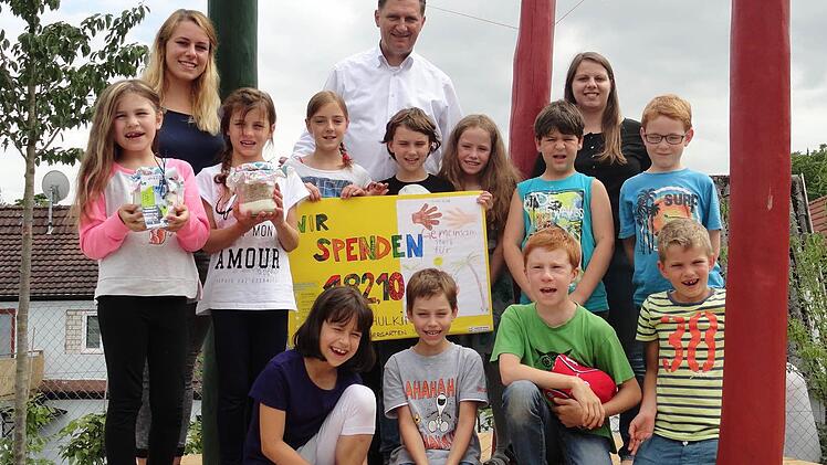 182,10 Euro konnten die Schulkinder des Kindergarten St. Konrad an Pfarrer Dr. Andreas Krefft f übergeben. Dieser verdoppelte den Betrag, so dass nun 365 Euro zur Verfügung gestellt werden können. Mit im Bild Lisa Goller, die Gruppenleitung und Denise Sprenger, Erzieherin. Foto: Marion Eckert