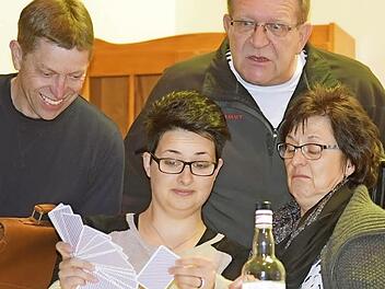 Die Tarotkartenlegerin Helene Findeisen stiftet mit ihren Vorhersagen allerlei Verwirrung im aktuellen Schwank der Theaterabteilung Unterlauter (von links): Carlo Papenfuß, Jeanette Günter, Ulrich Scholz und Elke Fischer.  Foto: Gabi Arnold