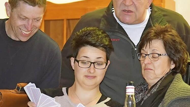 Die Tarotkartenlegerin Helene Findeisen stiftet mit ihren Vorhersagen allerlei Verwirrung im aktuellen Schwank der Theaterabteilung Unterlauter (von links): Carlo Papenfuß, Jeanette Günter, Ulrich Scholz und Elke Fischer.  Foto: Gabi Arnold