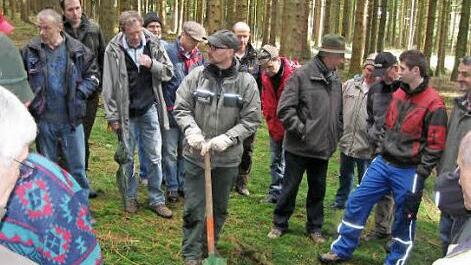 Im Wald bei Marienroth lernten Waldbesitzer viel über die Tanne und Tannensaat. Vorn Mitte Revierleiter Armin Hanke von der Forstverwaltung, dahinter WBV-Geschäftsführer Wolfgang Schirmer Foto: Hofmann