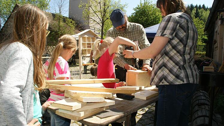 Betreuer und Kinder gemeinsam bauten Nisthilfen und Insektenhotels. Foto: Sabine Weinbeer