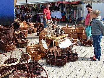 Körbe werden nicht nur gerne zum Markt mitgenommen, sie werden dort auch gekauft.  Fotos: Petra Malbrich