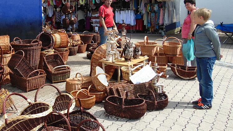 Körbe werden nicht nur gerne zum Markt mitgenommen, sie werden dort auch gekauft.  Fotos: Petra Malbrich