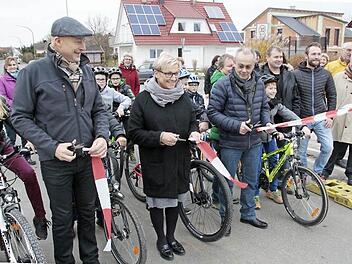 Claus Schwarzmann, Rosi Kraus und Günter Honeck (an den Scheren) schnitten das rot-weiße Flatterband durch.  Fotos: Josef Hofbauer