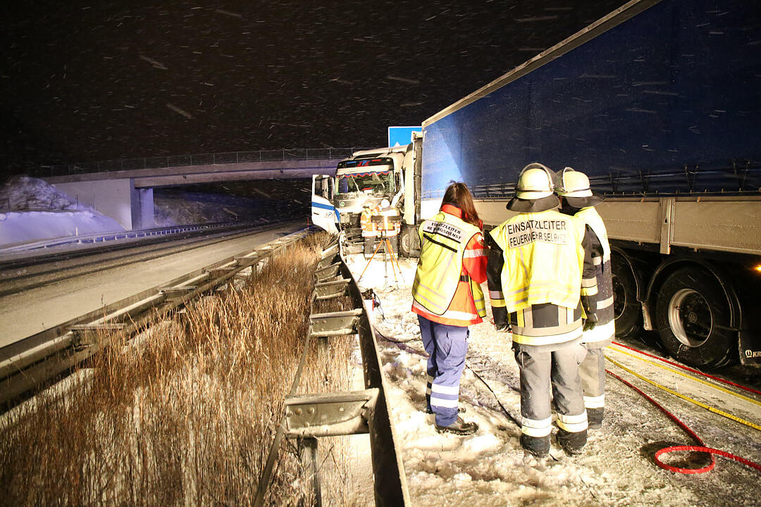 Lkw prallt auf A9 in Unfallstelle