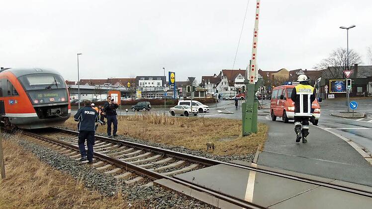 Die Regionalbahn kam kurz nach dem Übergang an der Dr.-Otto-Leich-Straße zum Stehen.  Fotos: Petra Malbrich