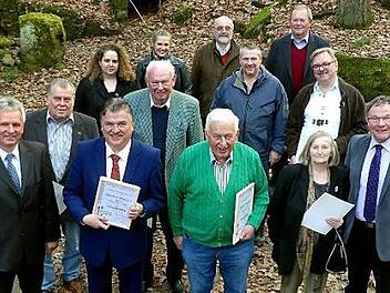 Die anwesenden Geehrten mit Bürgermeister Werner Diersch (links) und Vorsitzendem Siegfried Küspert (rechts) Foto: Dieter Hübner