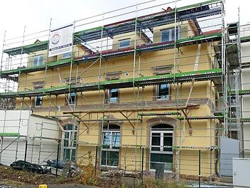 Der neu gestrichene Bahnhof in Trebgast - trotz dessen Umbau mit Kosten von 1,8 Millionen Euro ist die Kommune bisher ohne Kreditaufnahme ausgekommen. Foto: Dieter Hübner