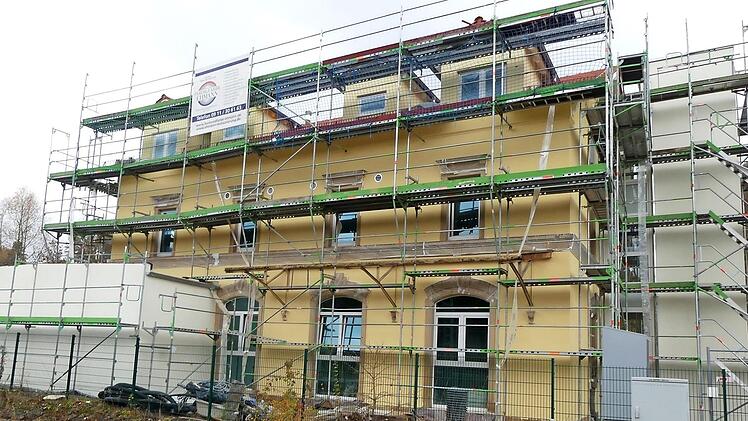 Der neu gestrichene Bahnhof in Trebgast - trotz dessen Umbau mit Kosten von 1,8 Millionen Euro ist die Kommune bisher ohne Kreditaufnahme ausgekommen. Foto: Dieter Hübner