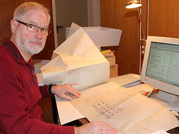 Seit Bernd Eckert pensioniert ist, kümmert er sich um das Pfarrarchiv. Es gibt viel zu tun, denn bis 2014 gab es keine einheitliche Archivierung.Heike Beudert