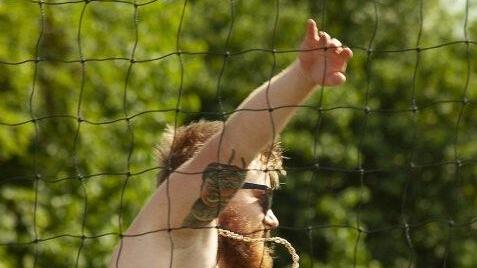 Keine Badenixe, die sich im Fischernetz verfangen hat, sondern ein Volleyballer, der für das Team "Seriöse Herren im BH" am Quattroball-Turnier auf der Forchheimer Sportinsel teilnahm. Bernd Höh