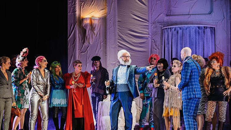 Turbulent und bunt: Szene aus der Coburger Neuinszenierung der Strauß-Operette "Die Fledermaus" am LandestheaterFoto: Sebastian Buff