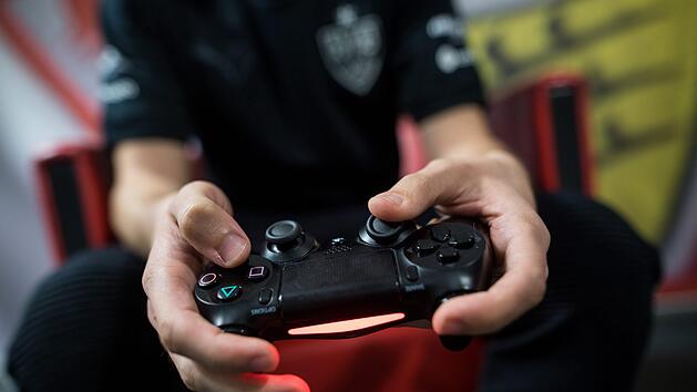 Ein Traum für alle Zocker: Zum Black Friday bietet Amazon zahlreiche Schnäppchen rund um die Playstation 4 an. Gamer können dabei nicht nur bei der Konsole selbst, sondern auch bei Controllern, Spielen und Bildschirmen ordentlich sparen. Symbolbild: Sebastian Gollnow/dpa