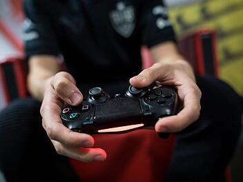 Ein Traum für alle Zocker: Zum Black Friday bietet Amazon zahlreiche Schnäppchen rund um die Playstation 4 an. Gamer können dabei nicht nur bei der Konsole selbst, sondern auch bei Controllern, Spielen und Bildschirmen ordentlich sparen. Symbolbild: Sebastian Gollnow/dpa