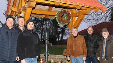 Am Dorfbrunnen stehen (von links) Zweiter Vorsitzender Andreas Westhäuser, Bürgermeister Marco Steiner, Ortssprecher Hartmut Kraemer, Christian-Bernd Reinhardt, Landrat Sebastian Straubel und der Beauftrage der Dorfgemeinschaft für Thierach, Gunther Hauck.