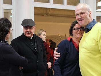 Ein strahlender Wahlsieger Gerald Brehm (rechts) nimmt die Glückwünsche von Mechthild Weishaar-Glab entgegen. Waltraud Enkert