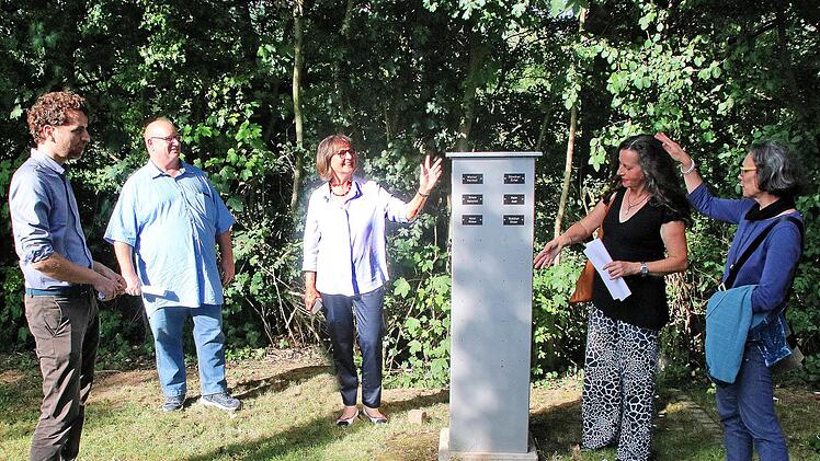 Der "Briefkasten" auf dem Friedhof gefällt Mia Hochrein, Brigitte Voith und  Elisabeth Betzer (von rechts) nicht. Auch Friedhofsreferent Klaus Schebler  (2. von links) begrüßt Verschönerungsvorschläge. Links der städtische  Kulturmanager Nikolas Zenzen, der an dem Rundgang teilnahm. Foto: Dieter  Britz