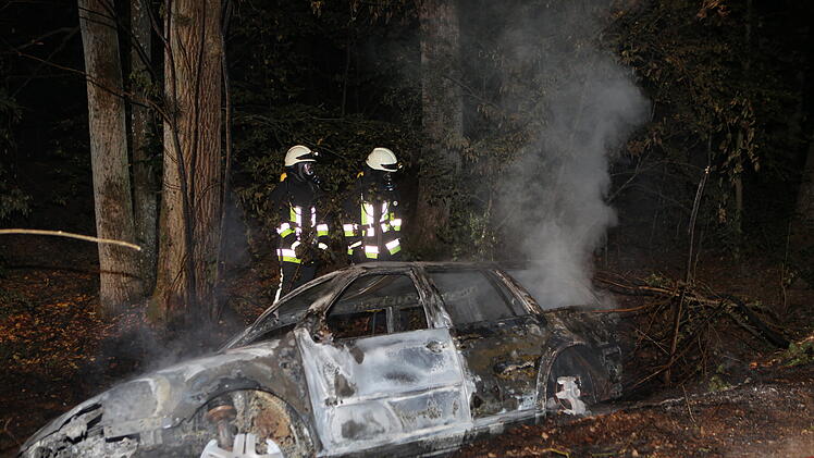 Betrunken von Feldweg abgekommen: Auto brennt vollständig aus