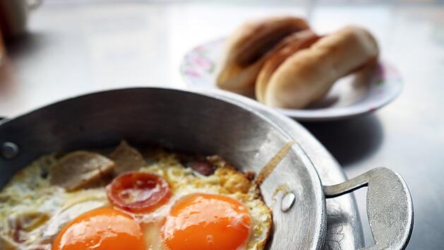 Eier zum Frühstück: Rührei, Spiegelei, gekochtes Ei – was ist gesünder?