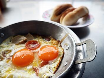Eier zum Frühstück: Rührei, Spiegelei, gekochtes Ei – was ist gesünder?