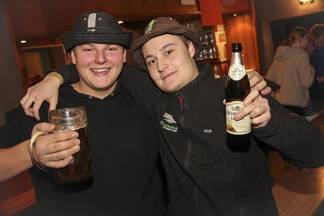 Die Partyband "Power" heizte ordentlich ein.