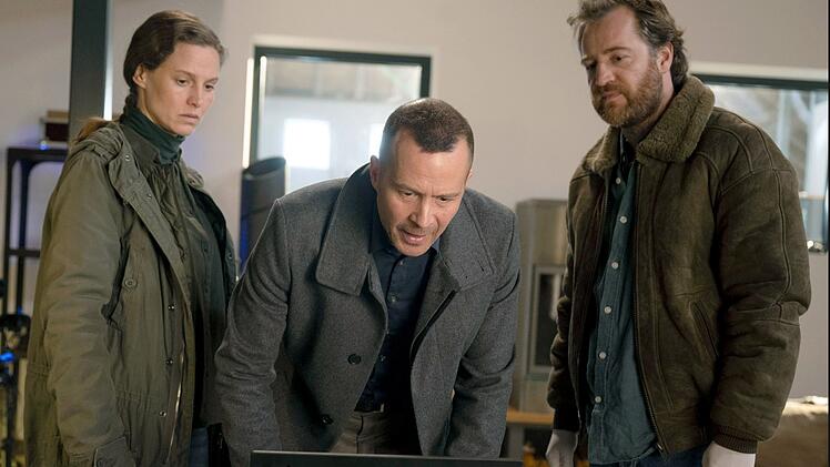 Nach dem Mord an Michael Pelz sto&szlig;en Rupert (Barnaby Metschurat, Mitte), Ann Kathrin Klaasen (Picco von Groote) und Frank Weller (Tom Radisch) auf Pelz' Computer auf aufschlussreiches Material.