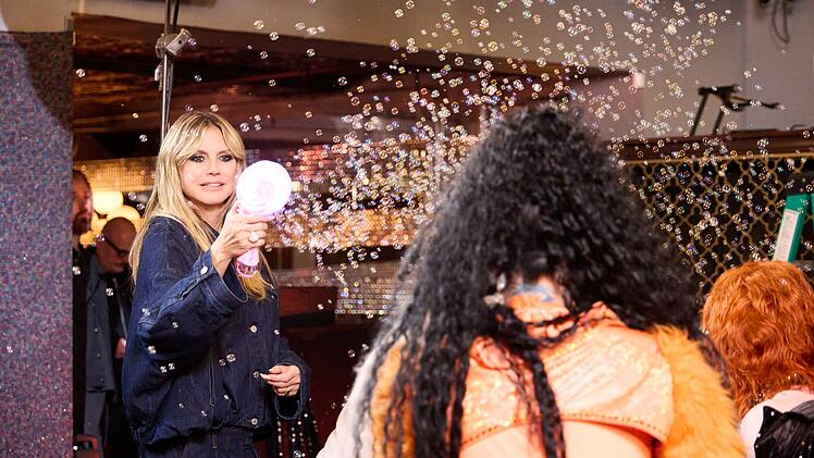 Heidi Klum unterst&uuml;tzt ihre Models beim Fotoshooting.