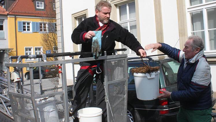 Lenz und Oberndorfer entladen den Korb der Feuerwehr-Drehleiter