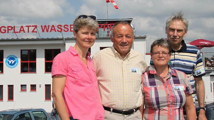 Gerhard Schumm (rechts) und die französischen Läufer Christine Dupas (v. l.), Jacki Taunay und Odile Bouscaud.