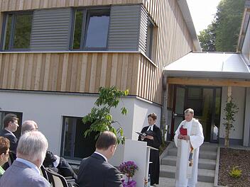 Pfarrerin Cornelia Meinhard und ihr Amtskollege Werner Wolf spendeten dem Gebäude den Segen. Foto: Petra Malbrich