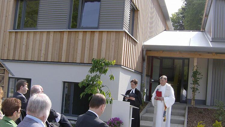 Pfarrerin Cornelia Meinhard und ihr Amtskollege Werner Wolf spendeten dem Gebäude den Segen. Foto: Petra Malbrich