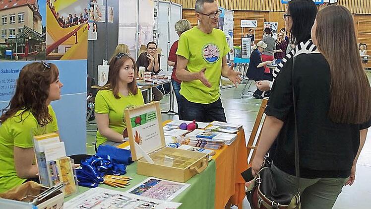 Zahlreiche Realschüler sowie deren Eltern informierten sich über verschiedene Ausbildungsberufe in der Region.  Fotos: Heike Schülein