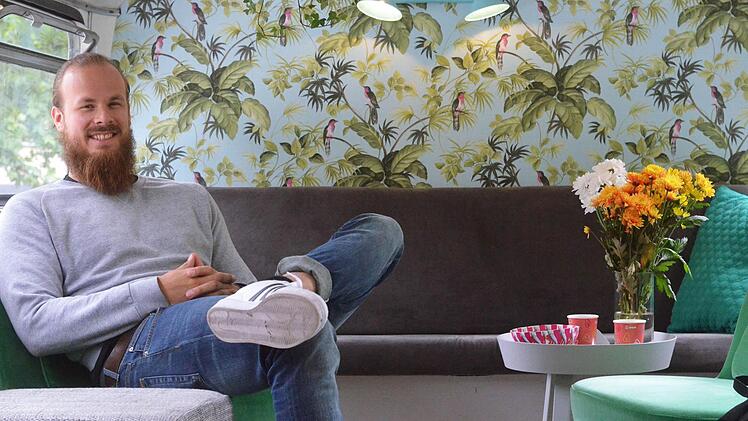 Max Klotter von Airbnb tourt im Doppeldecker durch Deutschland und macht Werbung für das Konzept des Unternehmens. Foto: Nikolas Pelke