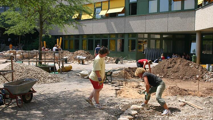 2005 begann die Neugestaltung des Schulhofs. Auch viele Schüler schwitzten bei der Arbeit. Die hat sich gelohnt: Das Herzogenauracher Gymnasium wurde prämiert. Foto: FT-Archiv