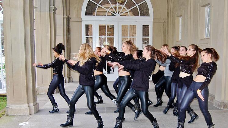 In und um den Regentenbau sah man junge Tänzer für ihren Wettbewerbsauftritt auf der großen Bühne üben. Foto: S.v.Dobschütz