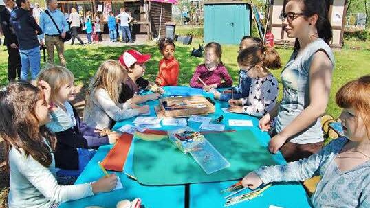 Praktikantin Luisa Mittmann beim Malen mit den Kindern. Foto: Sigismund von Dobschütz