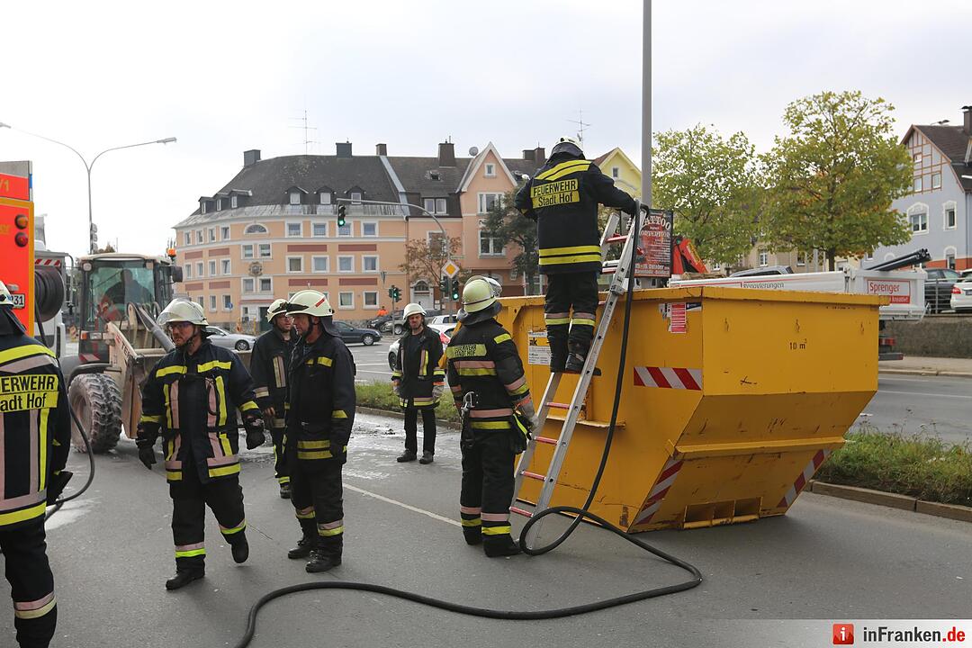 Papierladung geht in Flammen auf - Brennender Lkw in Hof